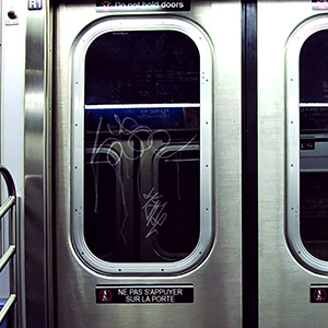 Zugfenster mit Grafitti